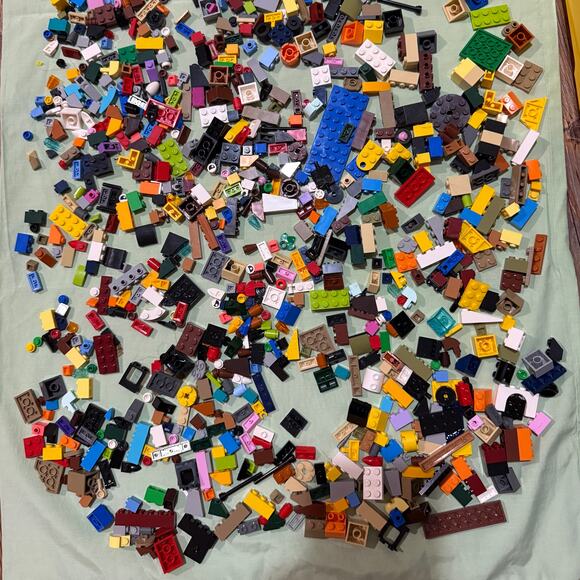 Lego lot. 1 lb 11 oz of assorted Classic Legos in a yellow Lego storage bin. - Picture 4 of 7